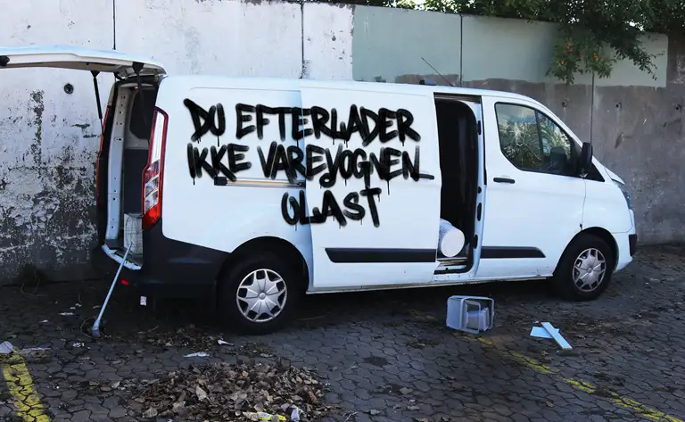 En varevogn, der er brudt ind i